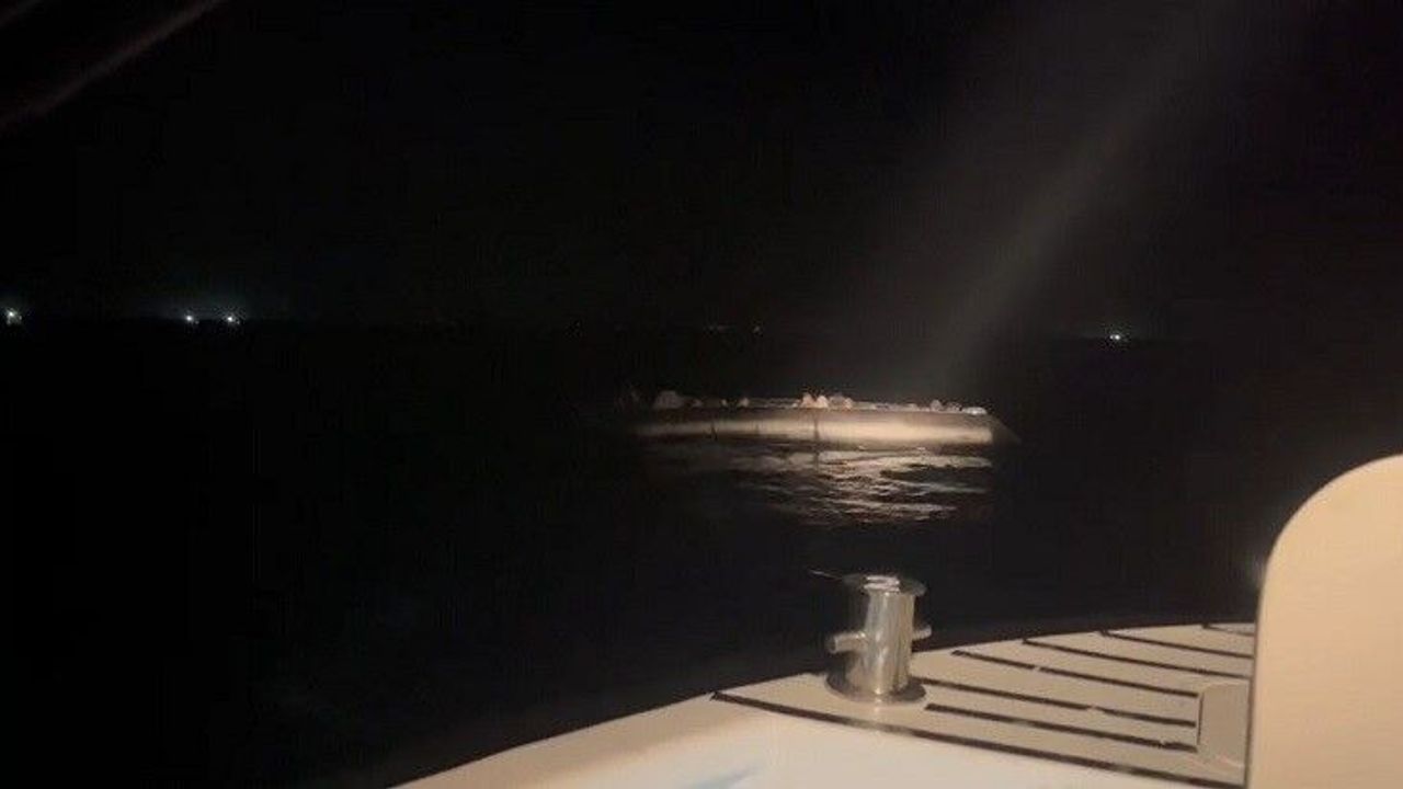 Didim'de 37 düzensiz göçmen, geri itildikleri lastik bottan kurtarıldı