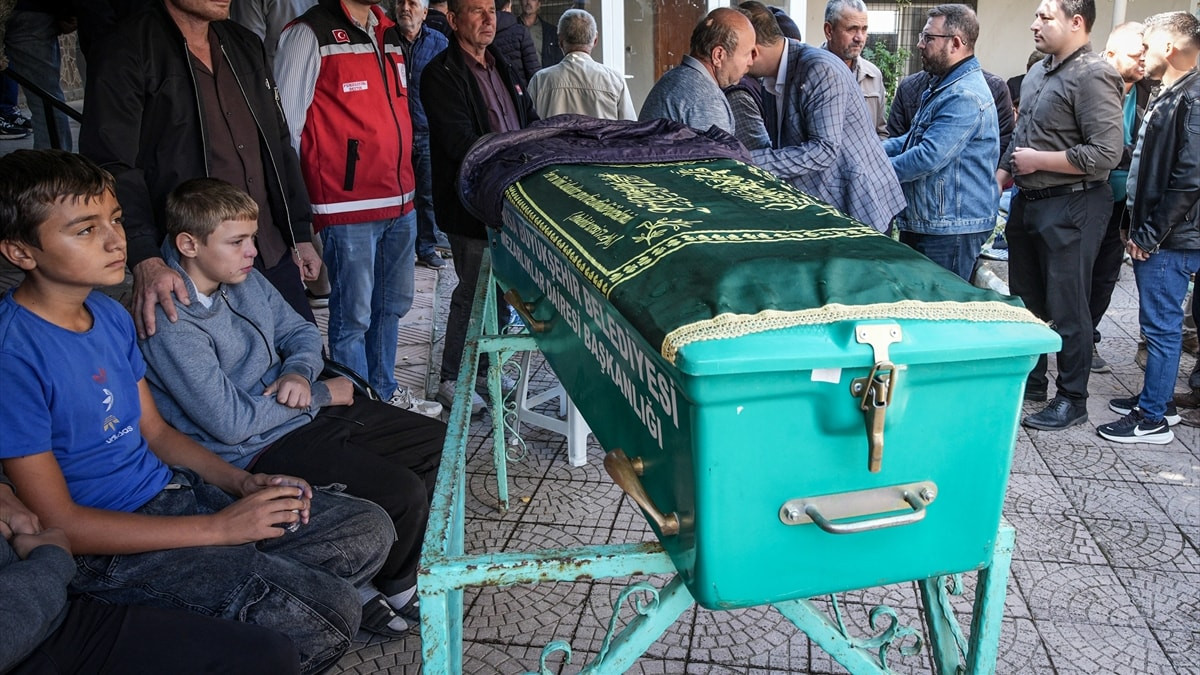 Soma'da madenciye veda: 13 yaşındaki oğlu gözyaşlarına boğuldu