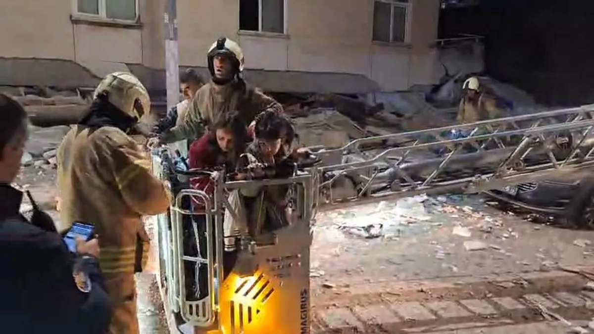 Maltepe Cevizli'de 7 katlı binanın ilk üç katı çöktü; 10 kişi kurtarıldı, 3 kişi aranıyor