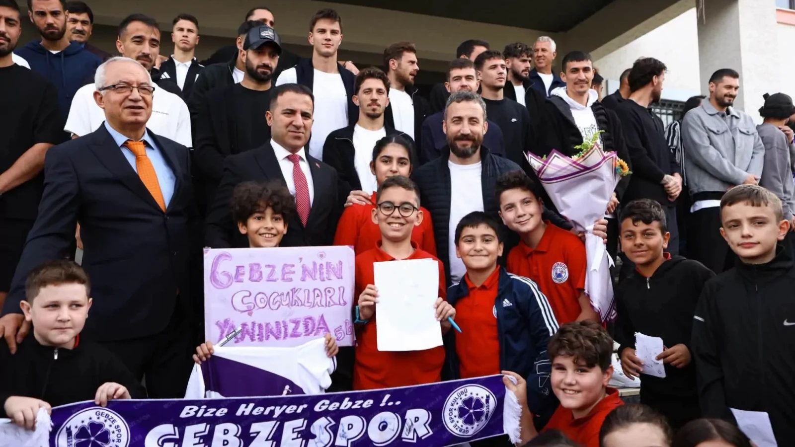Gebzespor, Aziz Sancar Ortaokulu'nu ziyaret ederek öğrencileri sevindirdi