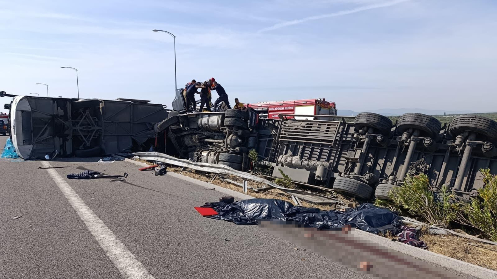 Akhisar'da Otobüs ve Çekici Çarpıştı: 11 Ölü, 26 Yaralı
