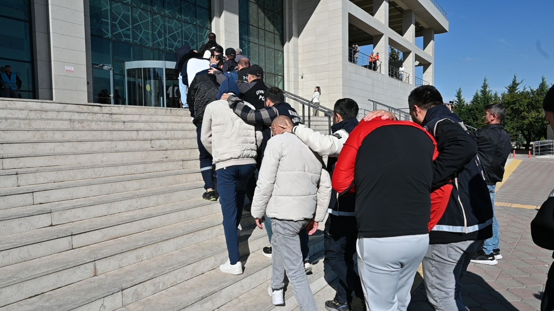 Bornova'da uyuşturucu operasyonu: 5 şüpheli gözaltına alındı