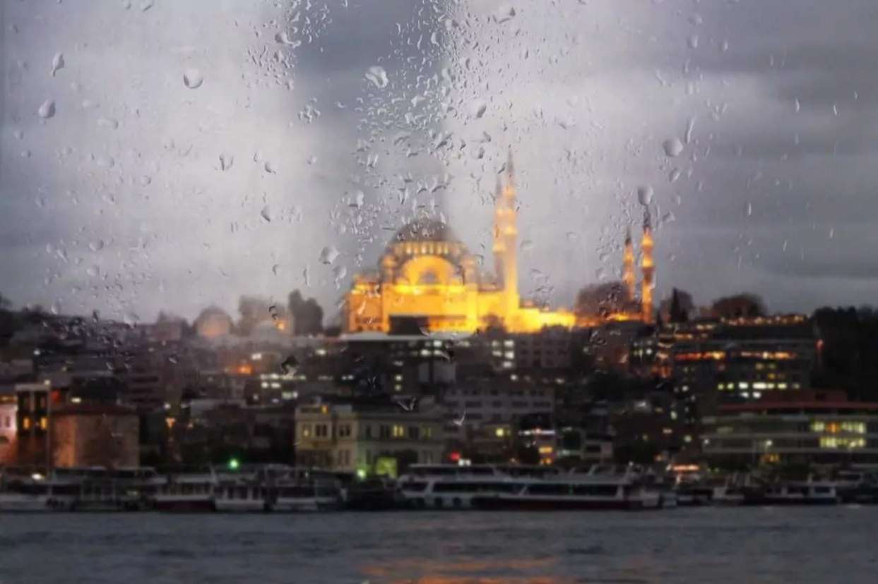 İstanbul, Kocaeli ve Yalova'da eğitime 1 gün ara verildi! Motosikletlerin trafiğe çıkışı yasaklandı
