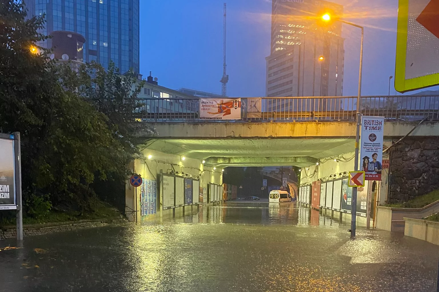 İstanbul’da sağanak mesaisi! 2 bin 518 ihbar, 8 bin personel sahada