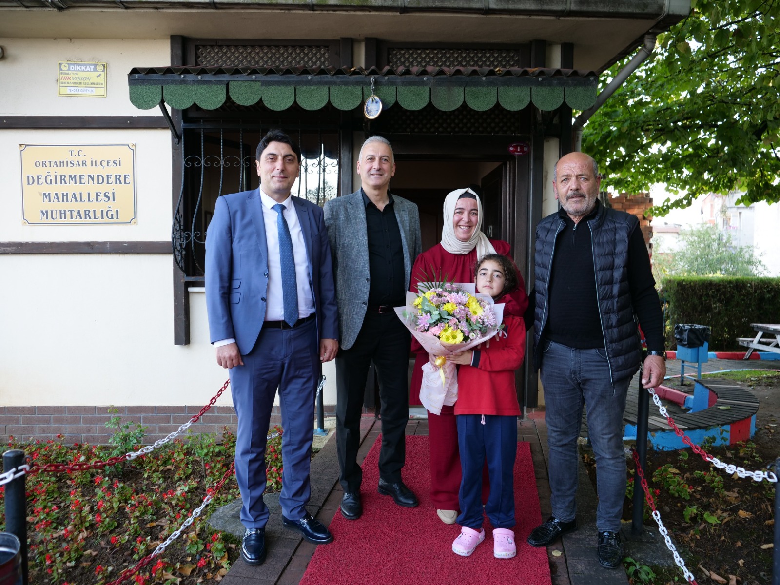 Ortahisar’da kadın muhtarlara Özçilingir’den kutlama ziyareti