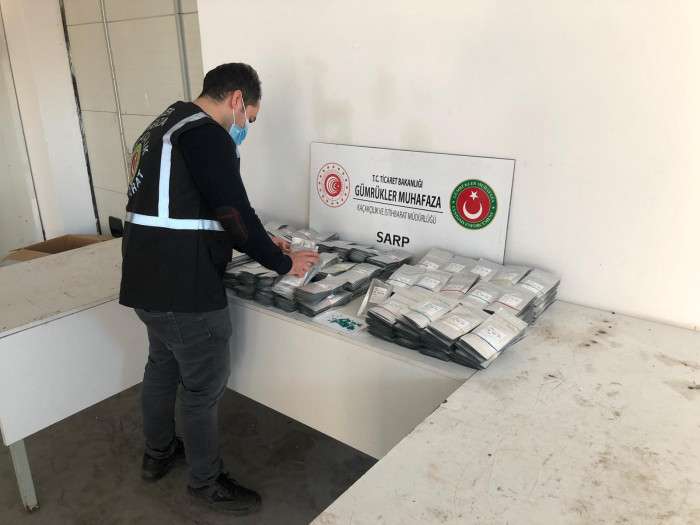 Sarp Sınır Kapısı'nda 771 bin 500 hibrit salatalık tohumu ele geçirildi