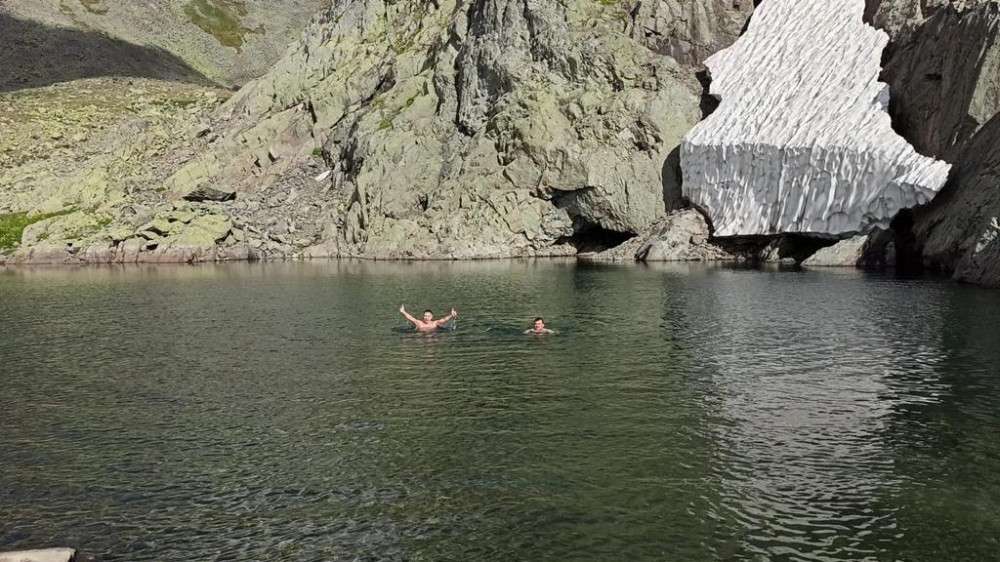 Turizm için 3000 rakımlı Karagöl’de yüzdüler