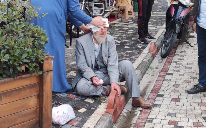 Taş dubaya takılan yaşlı adamın kafası yarıldı