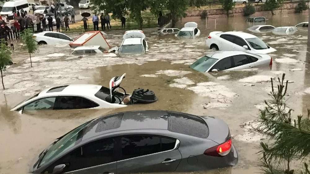 Şanlıurfa'da sağanak derelerin taşmasına neden oldu