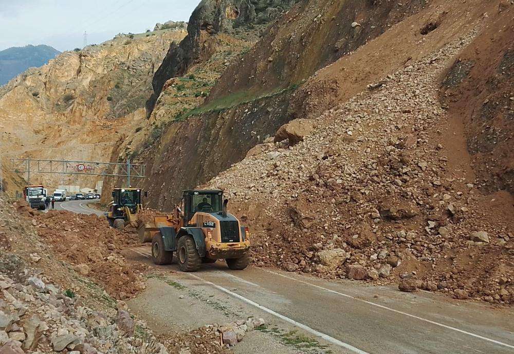 Heyelan'da kapanan Artvin-Ardanuç kara yolu ulaşıma açıldı