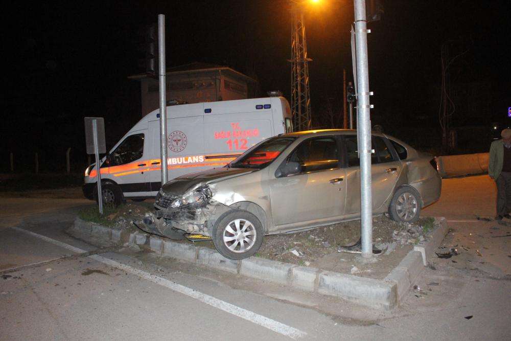 Amasya'da iki otomobil çarpıştı! 5 kişi yaralı!