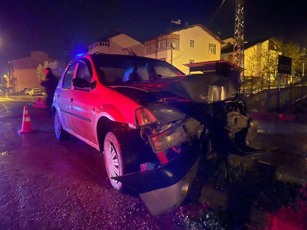 Tokat'ta elektrik direğine çarpan otomobilin sürücüsü yaralandı