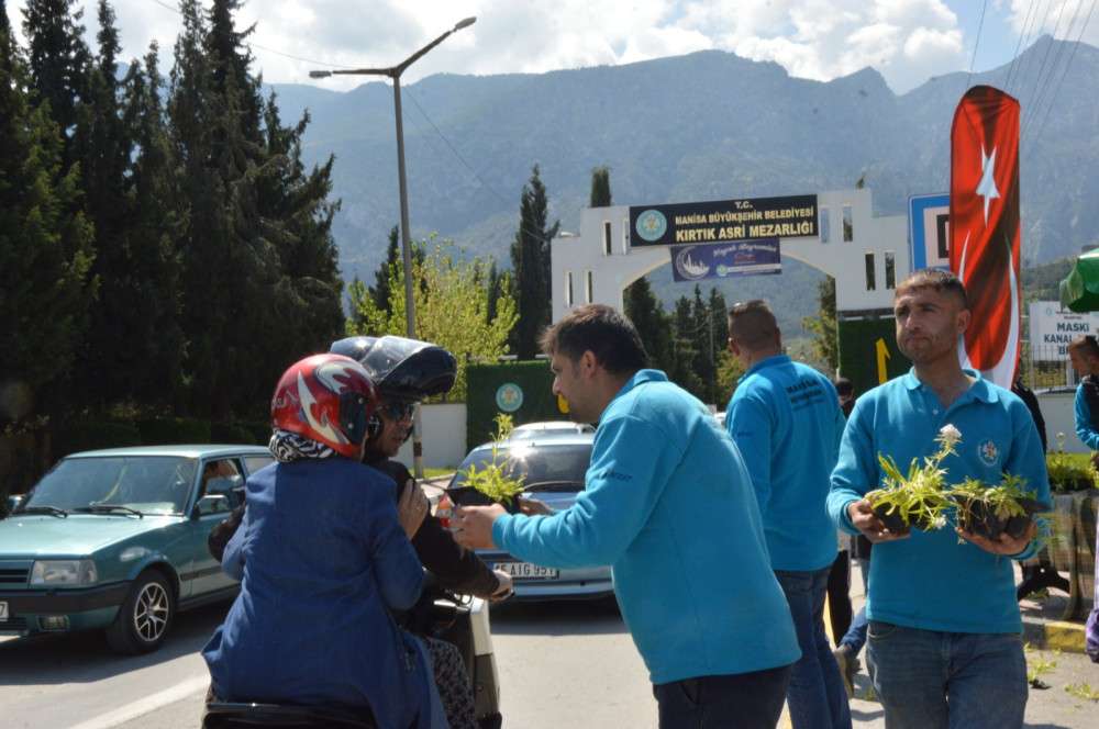 Manisa Belediyesi’nden Ziyaretçilere ücretsiz çiçek