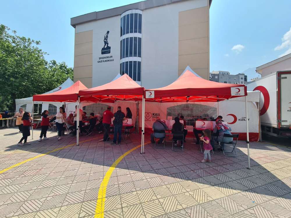 Manisa'lılar, Türk Kızılay'a kan vermeye koştu
