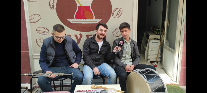 Gençler çaldı, vatandaş şenlendi