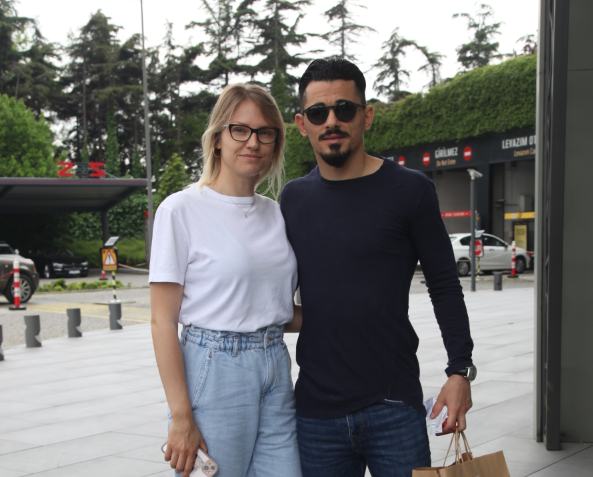 Serdar Gürley eşiyle alışveriş turunda görüntülendi!