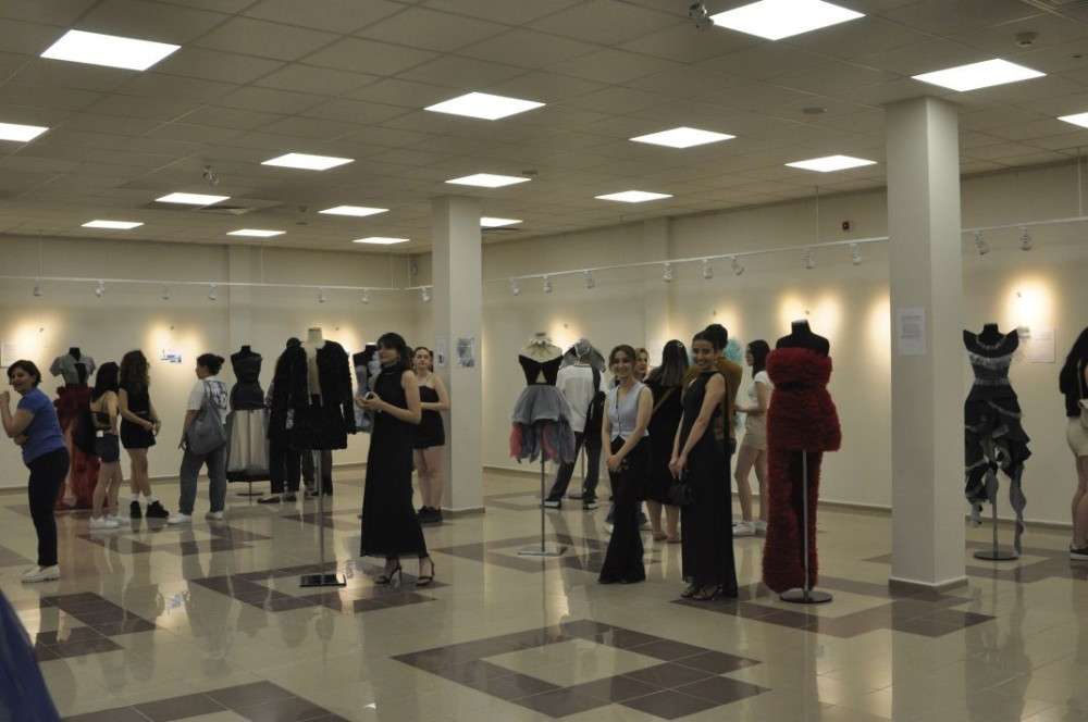 EÜ’de drapaj dersi sergisi gelenekselleşiyor
