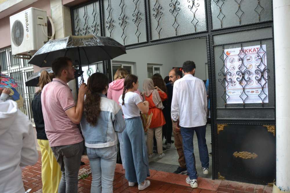Sağanak yağmur yağışı altında sınava girmek isteyen adaylar bir hayli zorlandı