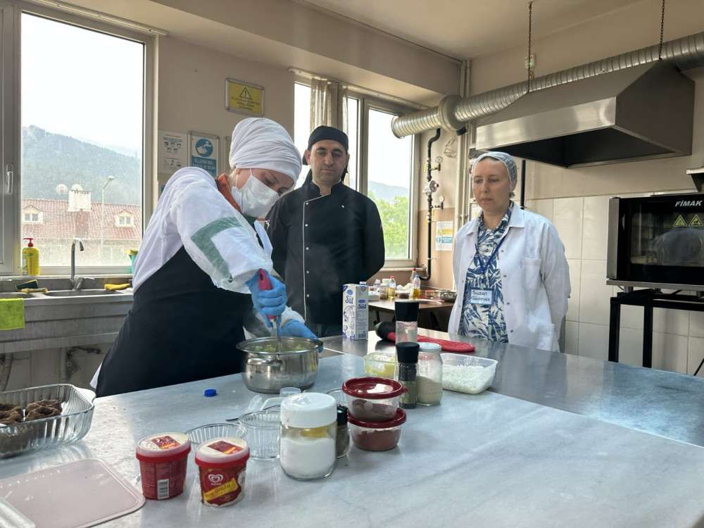 Manisa’da ustalık telafi programı kursiyerleri diplomalarını aldı