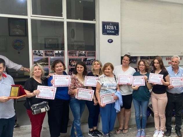 İzmir’de Makedonca kursuna katılanlar belgelerini aldı