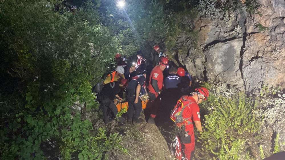 Spil dağı kanyonuna düşen yaralı kişi 11 saatte kurtarıldı