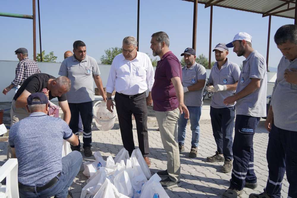 Başkan Dr. Mehmet Çerçi kurban etlerini ev ev gezerek bizzat dağıttı 
