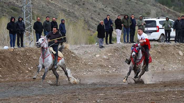 Bayburt'ta ata sporu cirit gösterisi yapıldı