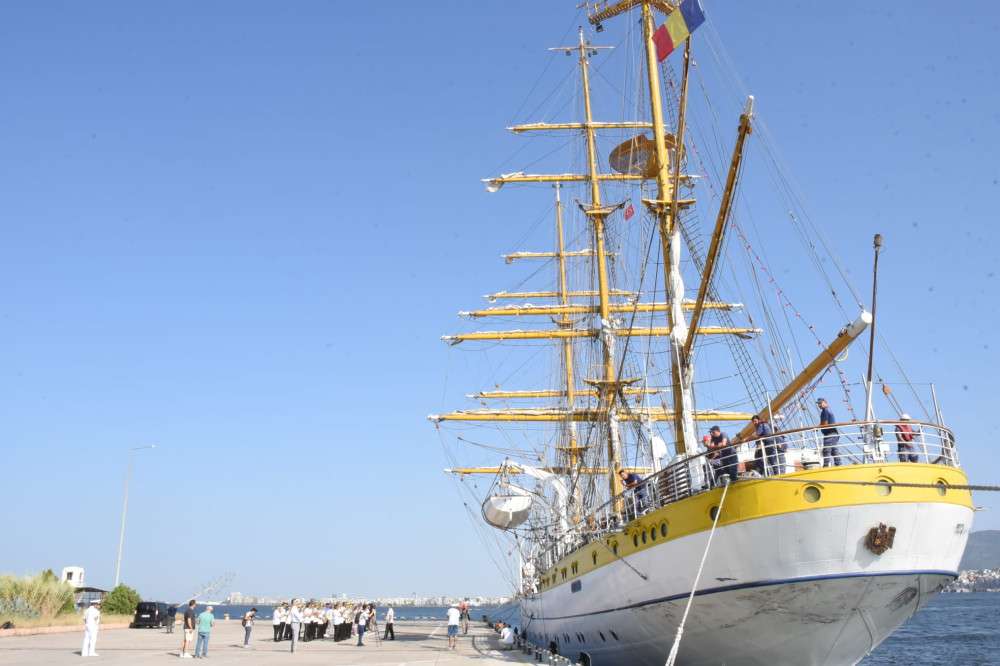 Romanya’nın tarihi gemisi törenle karşılandı