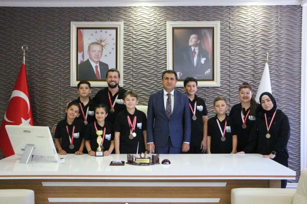 Kazandıkları kupanın sevincini müdürleriyle paylaştılar