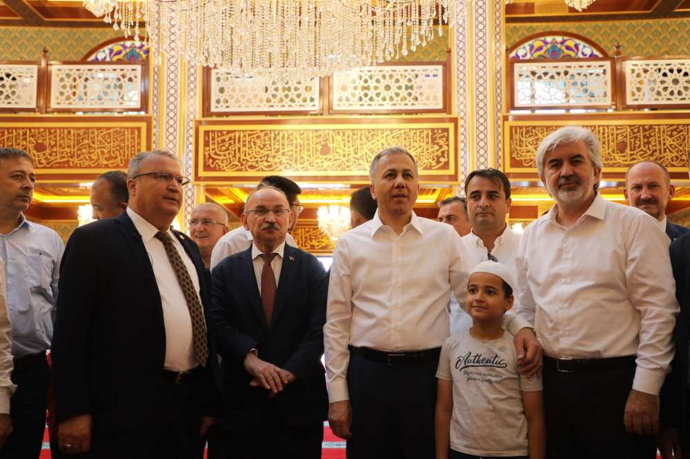 Bakan Yerlikaya Manisa Saruhanbey Camii’ni çok beğendi