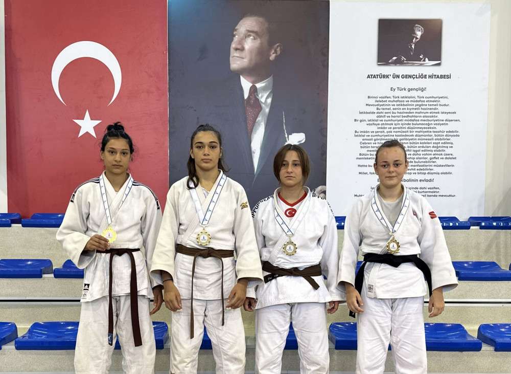 Manisa’lı judocular madalyaları topladı