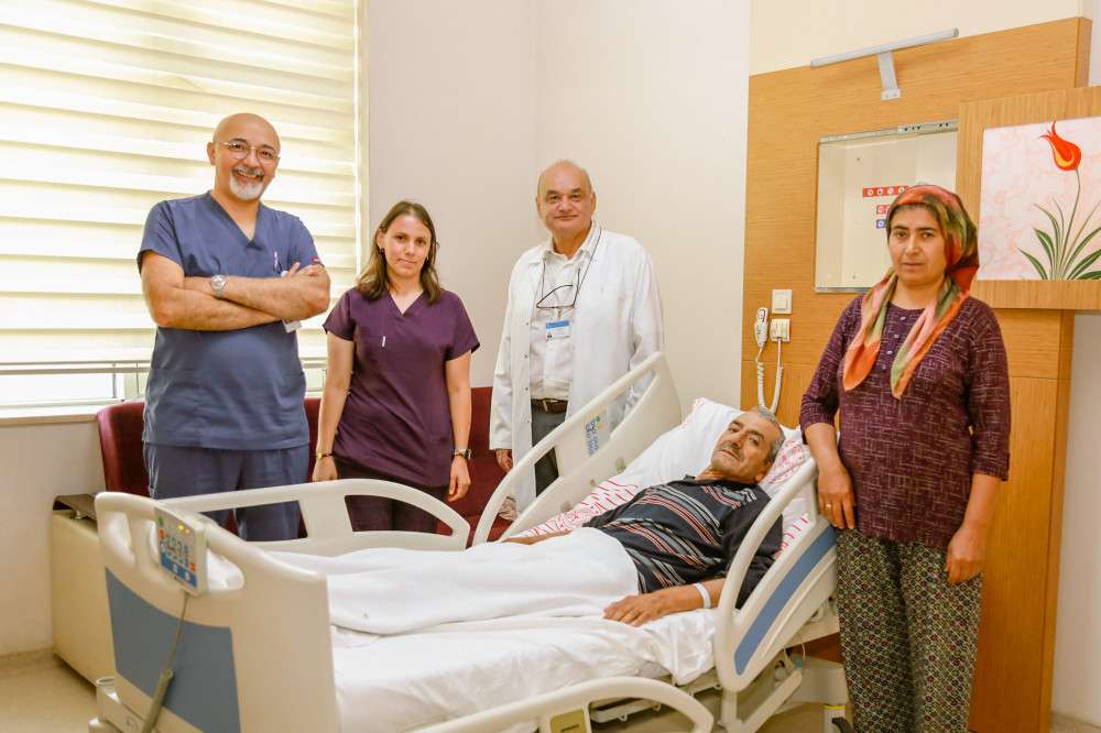 Yemek ve su içmesini engelleyen tümörü yendi