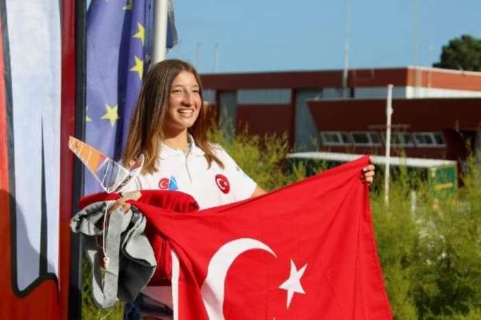 Türk öğrenci Defne, Fransa’da milli gururumuz!
