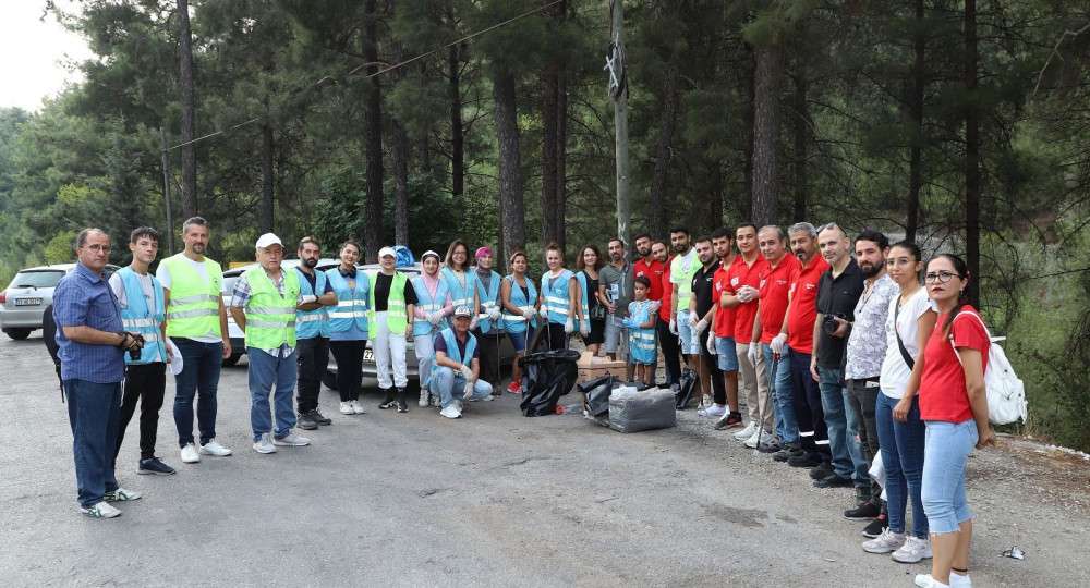 Manisa’da gönüllü çevreciler 2 saat’te 1 ton çöp topladı