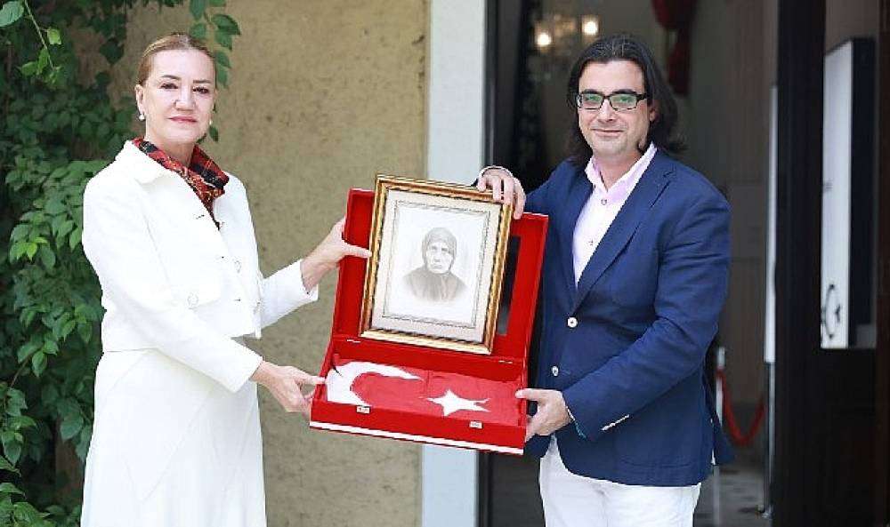 İzmir'in Kurtuluş Gününde DEÜ'ye Anlamlı Emanet: Asırlık Türk Bayrağı ziyaretçilerini bekliyor