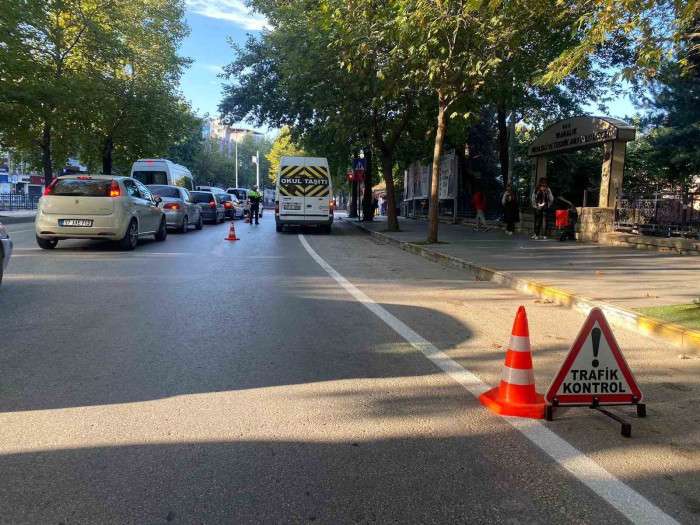 Araç'ta birinci sınıf öğrencilerine kırtasiye hediyesi