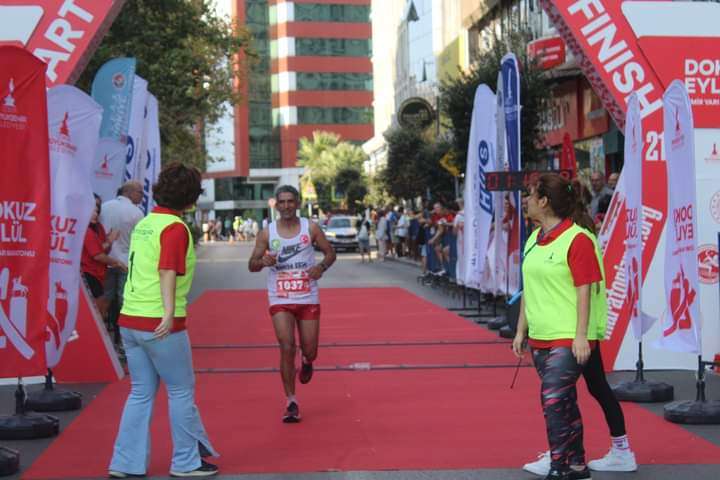 Manisa’lı atlet Ahmet Bayram Uluslararası İzmir Maratonunda şampiyon oldu