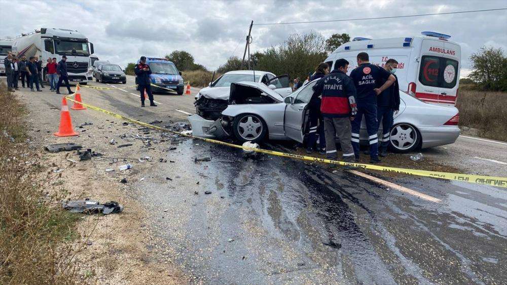 Karabük'te iki otomobilin çarpıştığı kazada 4 kişi yaralandı