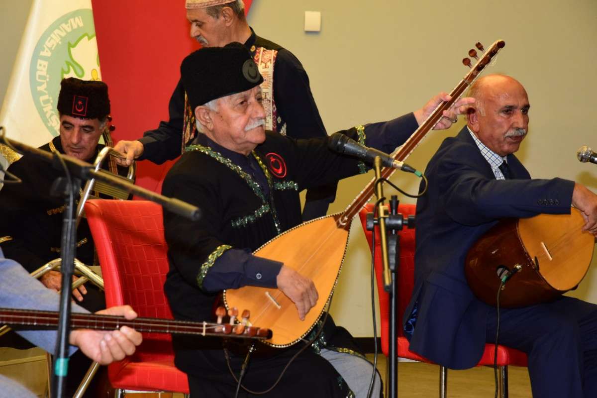 Yurdun dört köşesinden gelen Aşıklar, Manisa’da hünerlerini sergiledi