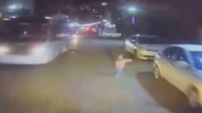 Rize'de aniden yola çıkan çocuk, sürücünün dikkati sayesinde kurtuldu