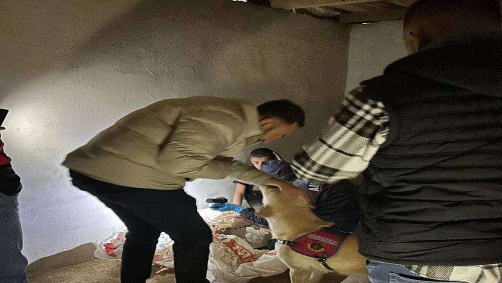 7 saat boyunca aranılan çocuk çoban samanlıkta uyurken bulundu