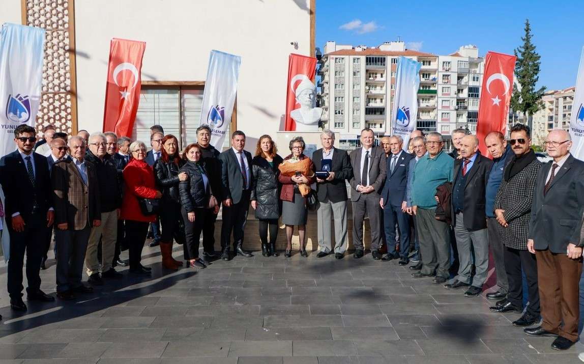 Yaptığı Yunus Emre Büstünü Öğrencisi Başkan’a Hediye Etti