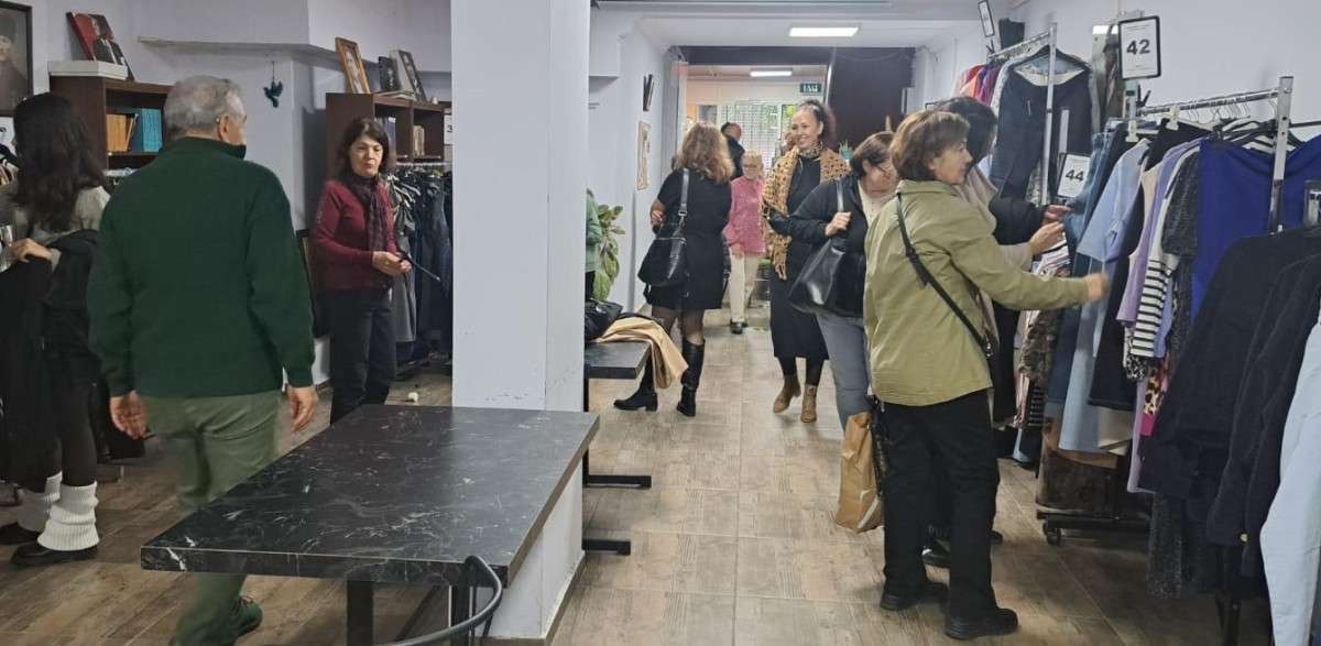 Satış geliri öğrenciler için olunca giysiler kapışılıyor