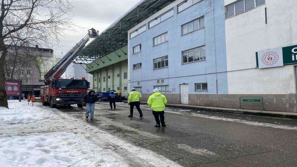 Ordu’da çatılardaki kar kütleleri ve buz sarkıtları temizlendi