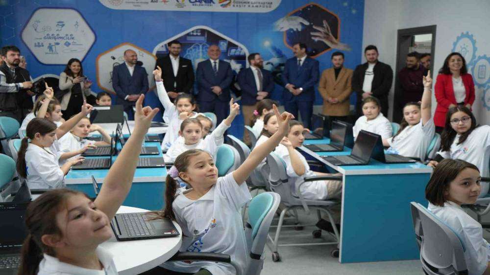 Avustralya destekli projeyle 3 bin kız öğrenci yapay zeka eğitimi alacak