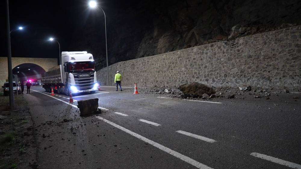 Gümüşhane’de meydana gelen heyelanda dev kayalar yola savruldu
