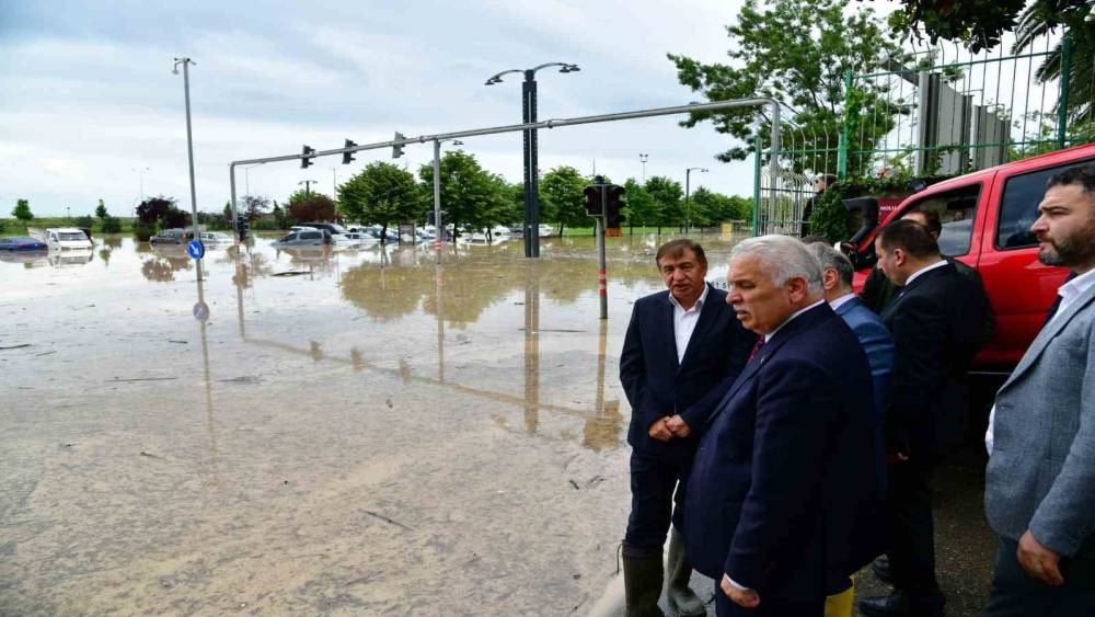 Vali Aziz Yıldırım:  "Bir kaybımız var inşallah canlı olarak ulaşırız"

