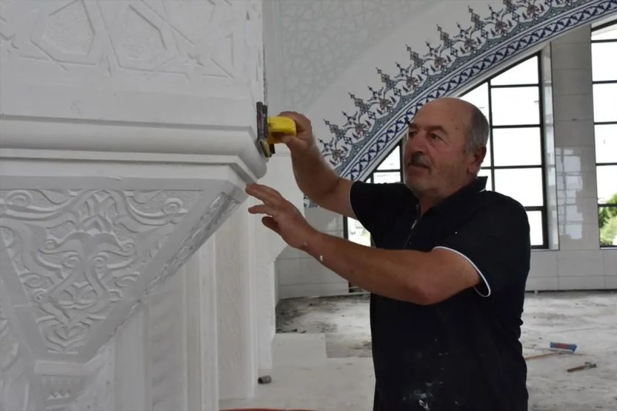 Yılın ahisi seçilen taş oyma ustası mesleğini oğullarıyla sürdürüyor