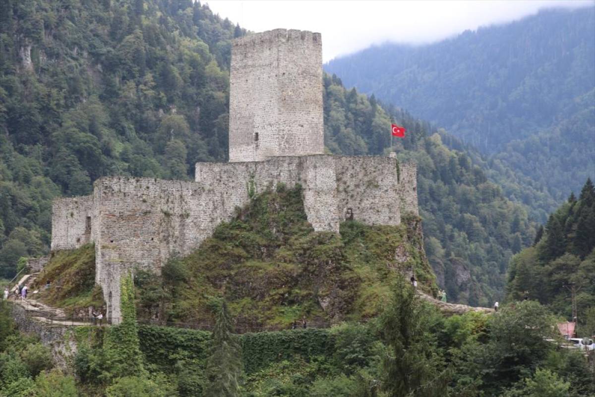 Rize'de doğaseverlerin rotasındaki Zil Kale 8 ayda 140 bin ziyaretçi ağırladı