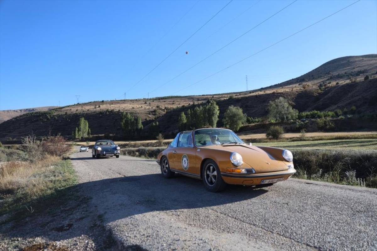 Belçika'dan yola çıkan klasik otomobil tutkunları Bayburt'ta